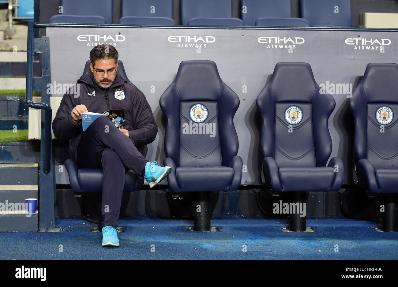 Ciudad de Huddersfield administrador David Wagner se sienta en Manchester  City el entrenador Pep Guardiola en el banquillo del asiento antes de los  Emiratos, FA Cup, repetición de cuartos de final disputado