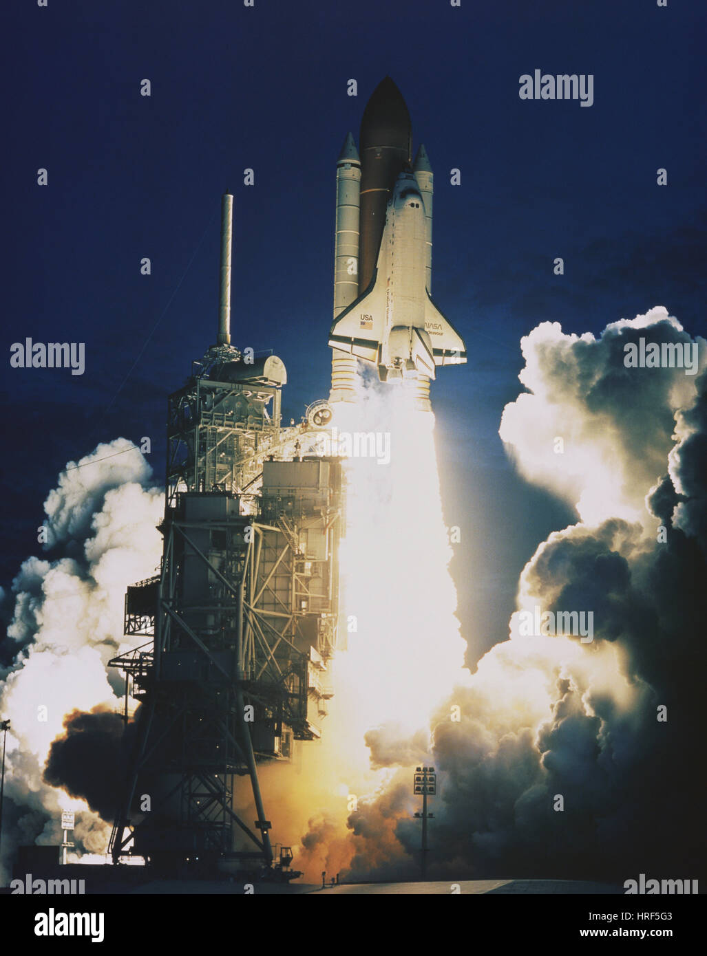 STS-77, el lanzamiento del transbordador espacial Endeavour, 1996 Foto de stock