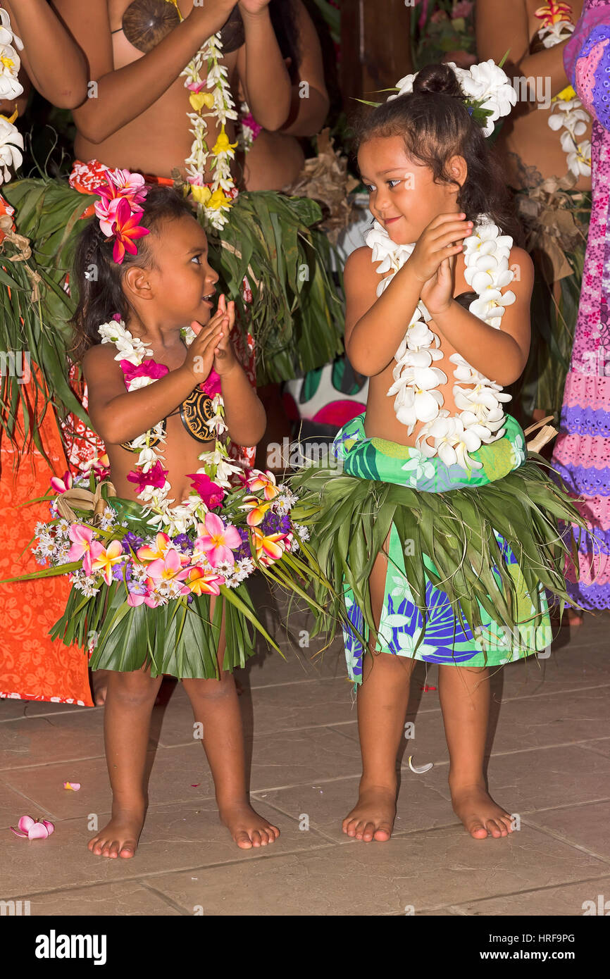 Las niñas están decoradas con flores, bailarín de Polinesia, Raiatea, Polinesia Francesa, Pacífico Sur, Oceanía Foto de stock