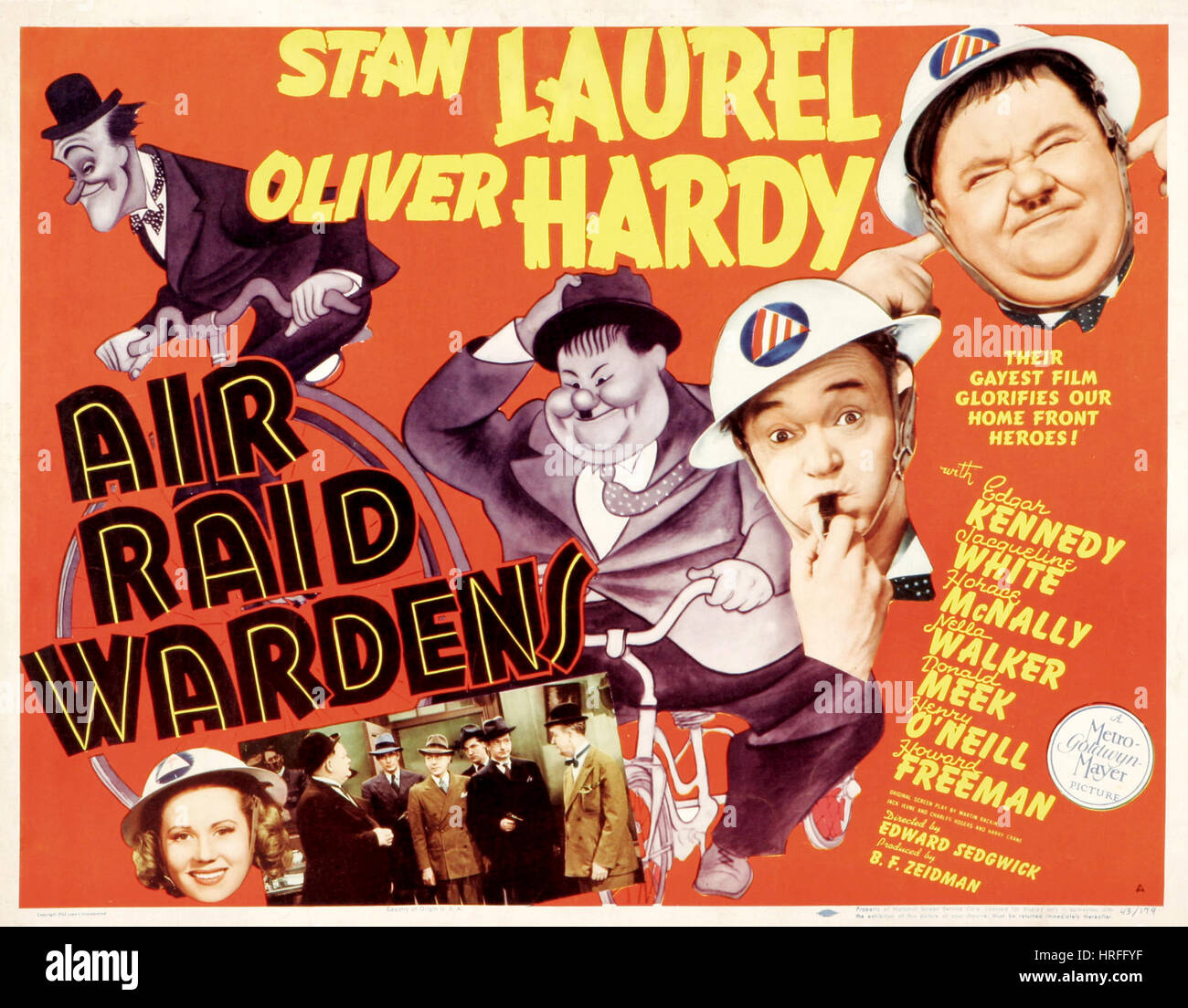 AIR RAID guardianes de 1943 películas de MGM con Stan Laurel y Oliver Hardy a la izquierda Foto de stock