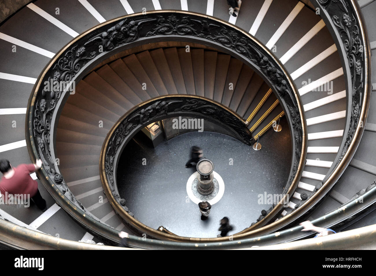 Ciudad del Vaticano, CIUDAD DEL VATICANO - Marzo 15, 2016: la gente descender la escalera de doble hélice moderno diseñado por Giuseppe Momo en 1932, de los Museos Vaticanos. Foto de stock