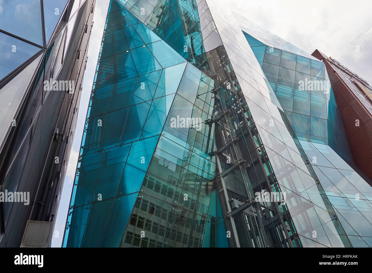 Arquitectura moderna en Tokio, el increíble Audi Forum edificio con fachada de cristal reflectante asimétrica, también llamado Iceberg, en Shibuya, Tokio, Japón Foto de stock
