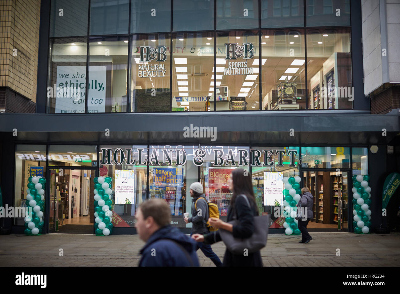 Exterior de Holland & Barrett Más salud abre la tienda en el centro de la ciudad de Manchester, Inglaterra, Reino Unido. Foto de stock