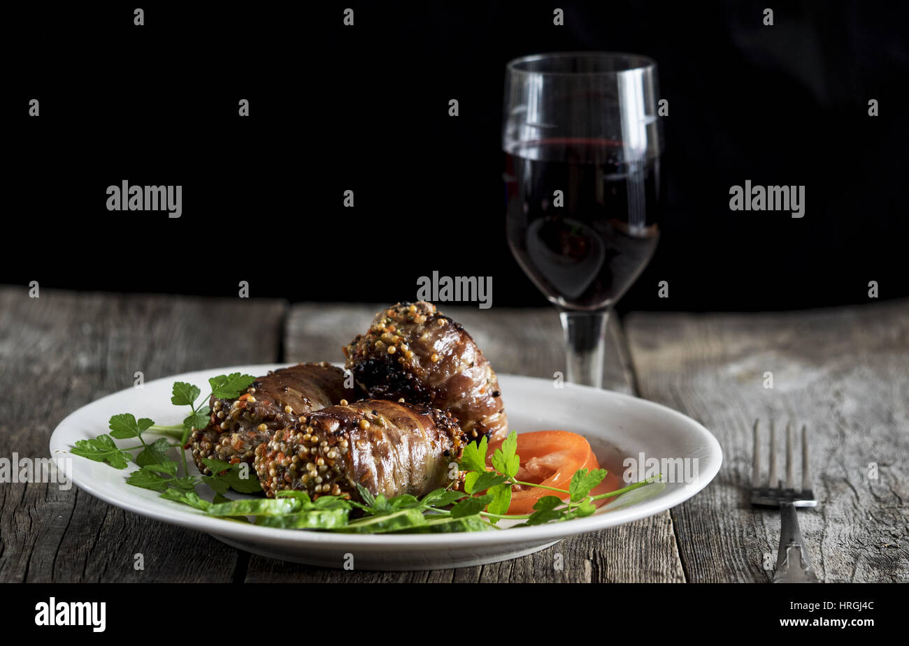 Marzo 2, 2017 - El pastel de carne en la panceta con verduras en la placa de  madera antigua tabla erosionados Crédito: Igor Golovniov/Zuma alambre/Alamy  Live News Fotografía de stock - Alamy