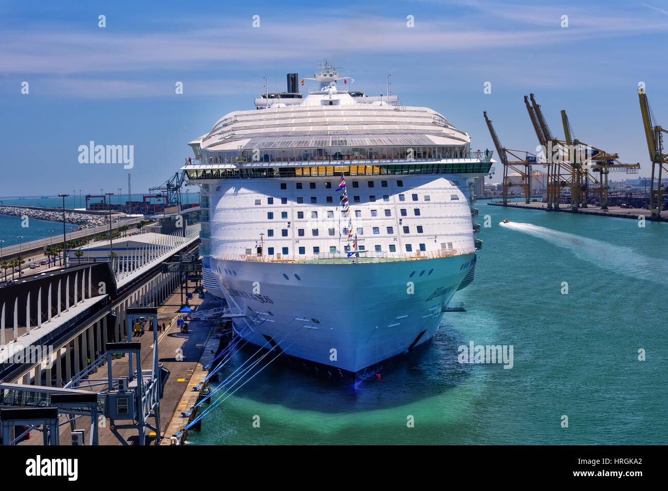 Barcelona, España - 7 de junio de 2016: Royal Caribbean, armonía de los Mares, es ahora el barco más grande del mundo, con un tonelaje bruto de 226,963. Foto de stock
