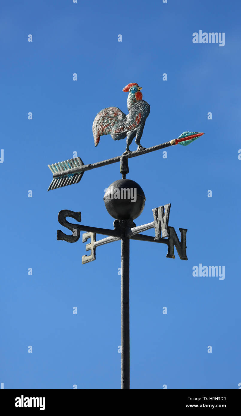 Veleta para indicar la dirección del viento con un gallo de hierro forjado  Fotografía de stock - Alamy