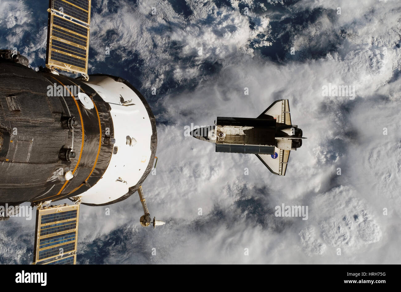 Transbordador Espacial Atlantis por debajo de la ISS Foto de stock