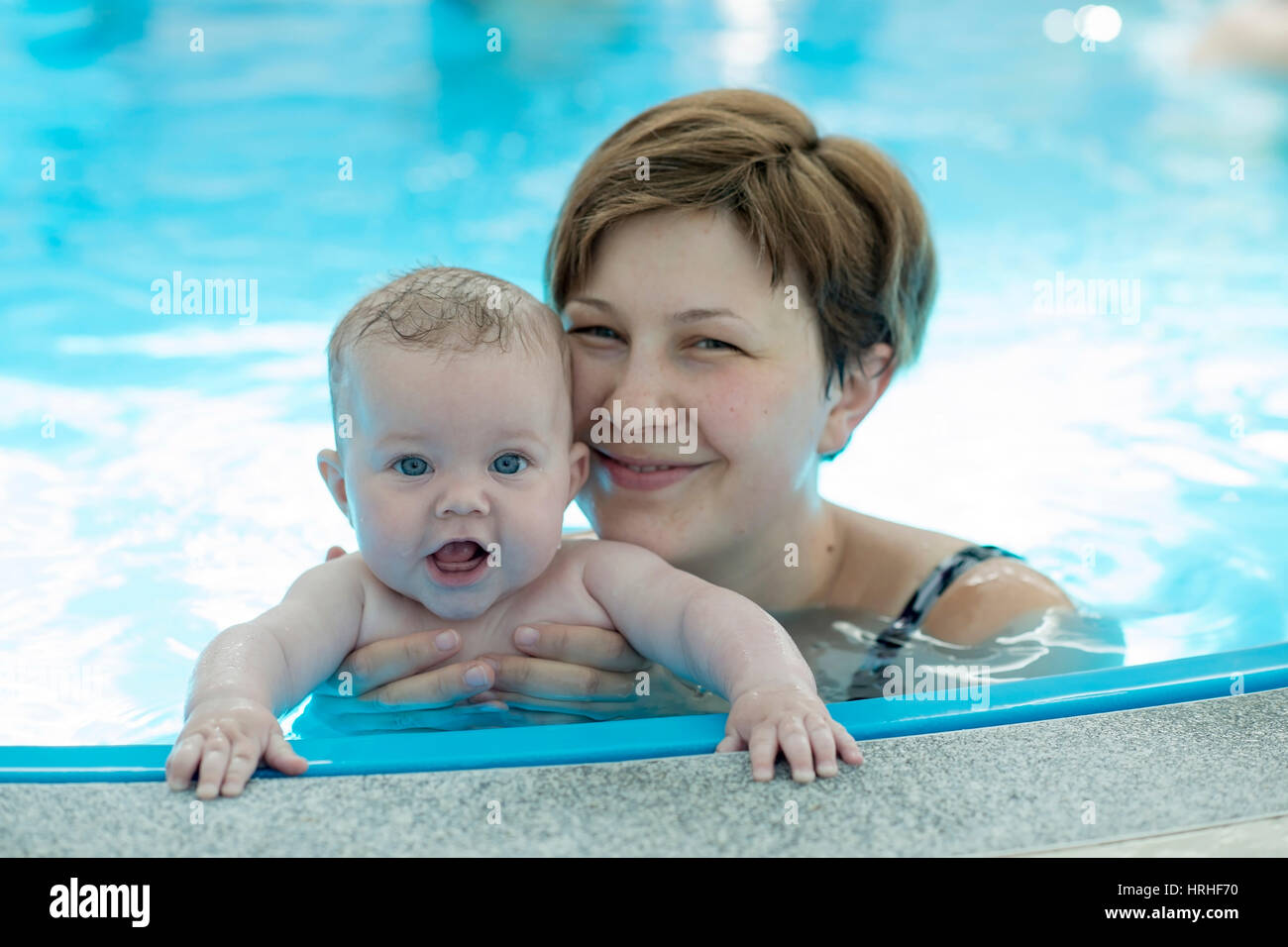 Mit Kleinkind Mutter beim Babyschwimmen - Natación para bebés Foto de stock