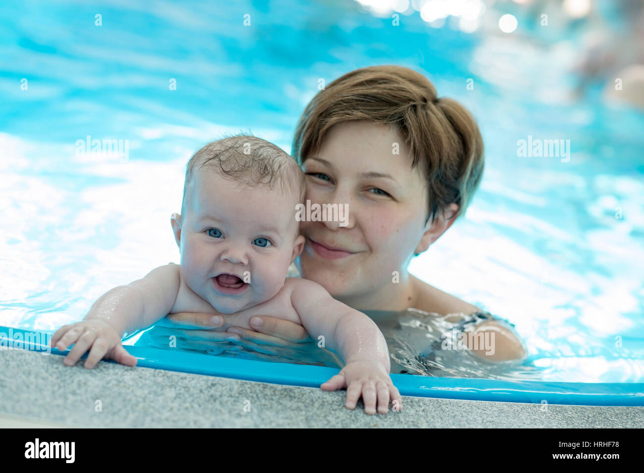 Mit Kleinkind Mutter beim Babyschwimmen - Natación para bebés Foto de stock