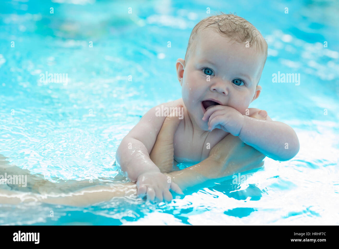 Babyschwimmen - Natación para bebés Foto de stock