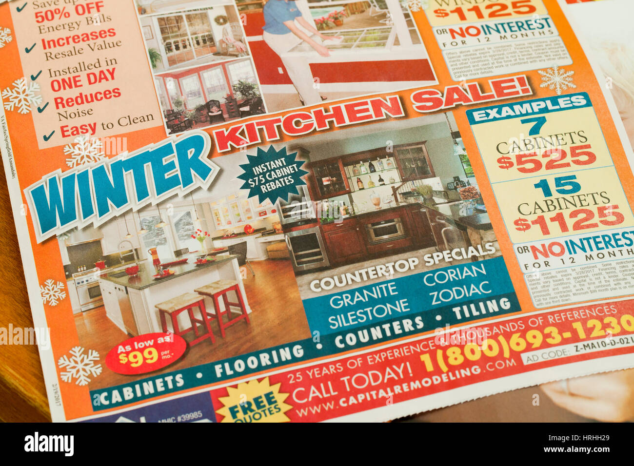Empresa de servicio de remodelación de casas venta anuncio mailer en el periódico semanal - EE.UU. Foto de stock