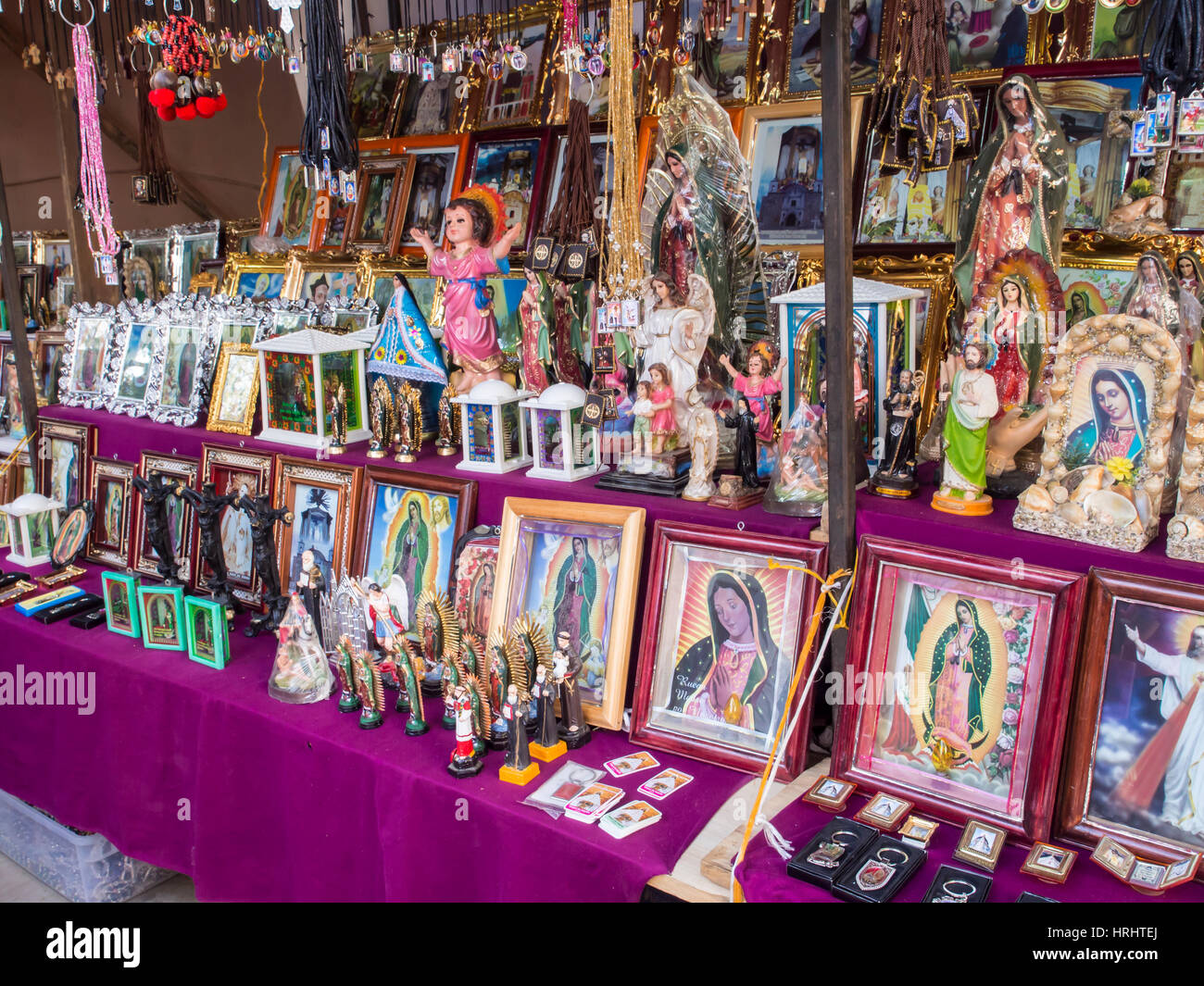 Puesto de venta de imágenes de santos, la Fiesta de la Virgen de