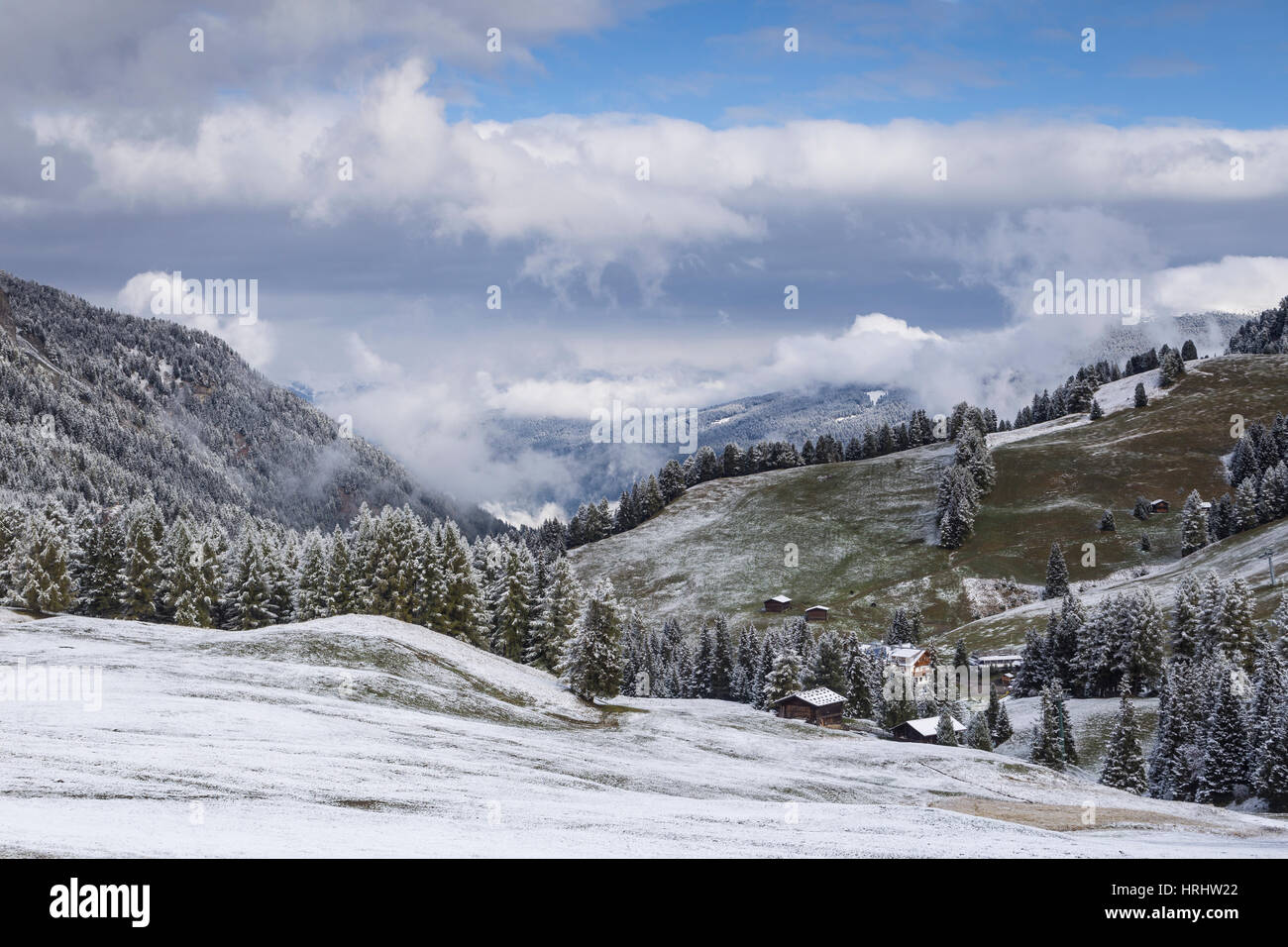 Primeras nieves cerca del Alpe di Siusi en los Dolomitas, Trentinto-Alto Adigio/Tirol del Sur, Italia Foto de stock