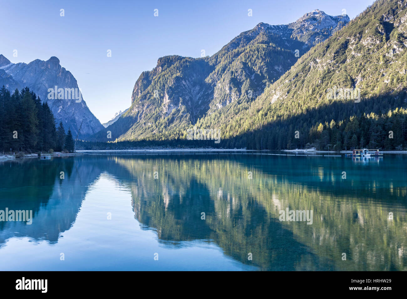 Lago di Dobbiaco Toblacher (Ver) en los Dolomitas italianos, Tirol del Sur, Italia Foto de stock