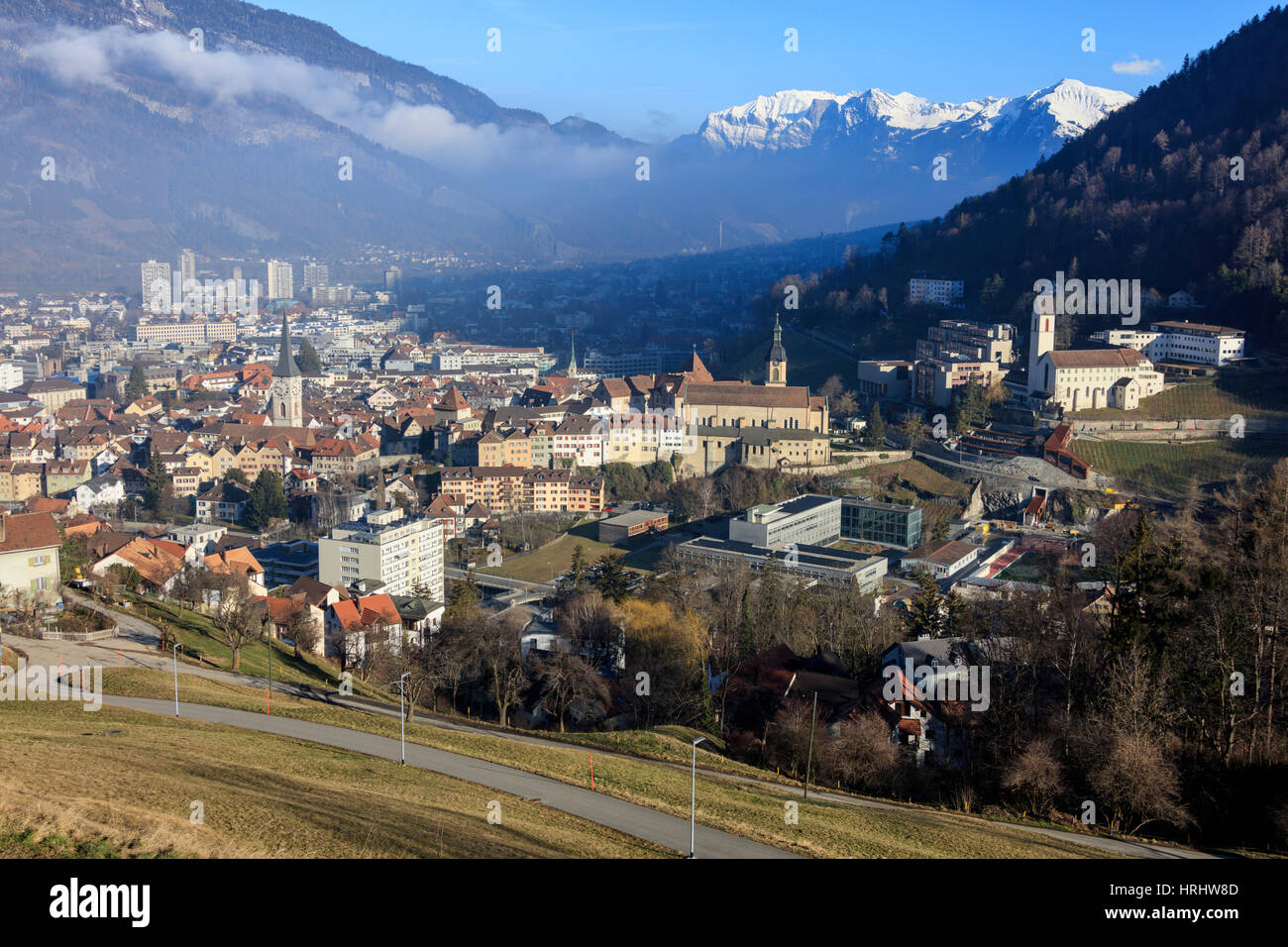 Vista de la ciudad de Chur, rodeada de bosques y picos nevados, distrito de Plessur, Cantón de Graubunden, Alpes Suizos, Suiza Foto de stock