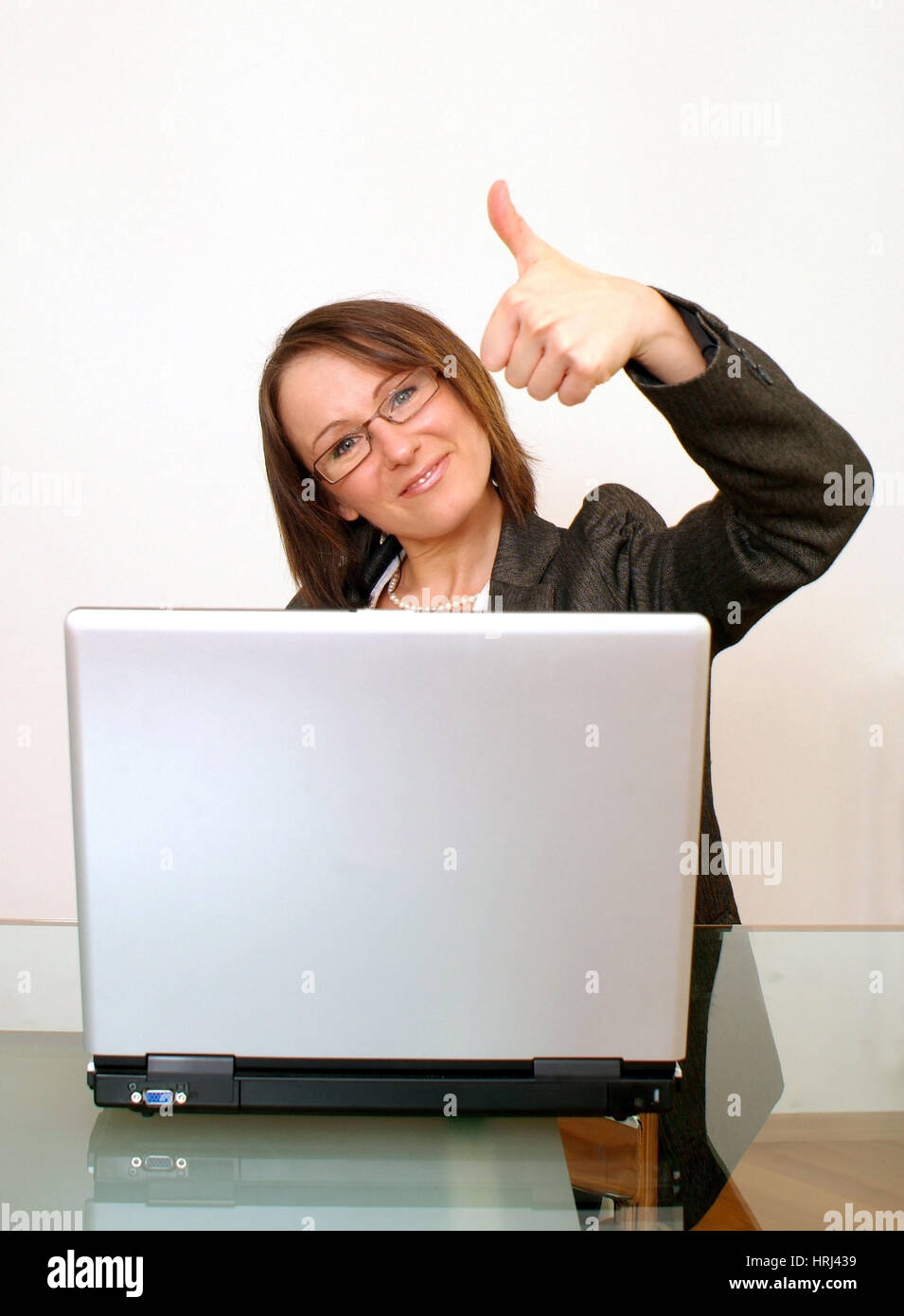 Erfolgreiche Gesch?ftsfrau mit Laptop - mujer de negocios exitosa con portátil Foto de stock