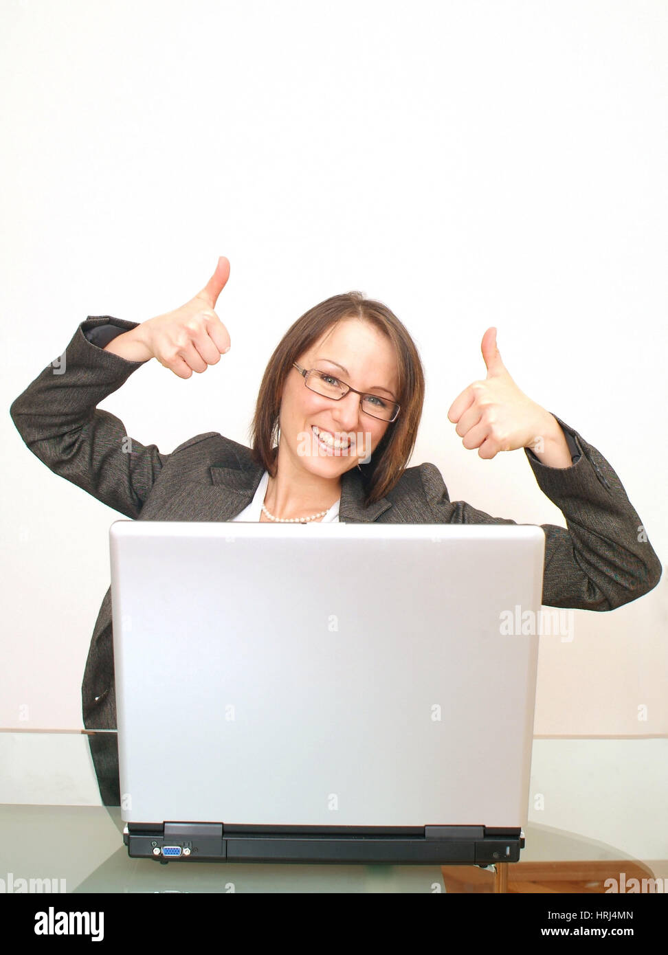 Erfolgreiche Gesch?ftsfrau mit Laptop - mujer de negocios exitosa con laptop, Symbolfotos Foto de stock