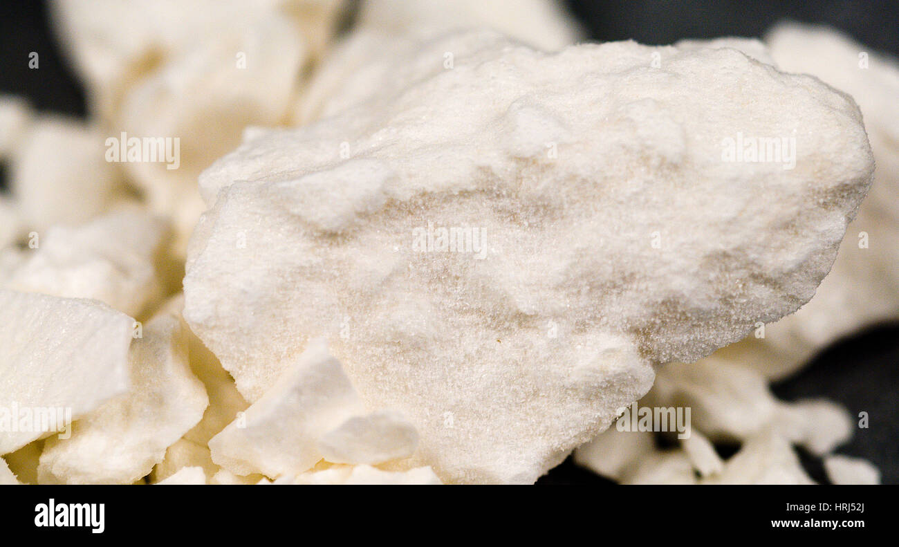 La cocaína en polvo comprimido Foto de stock