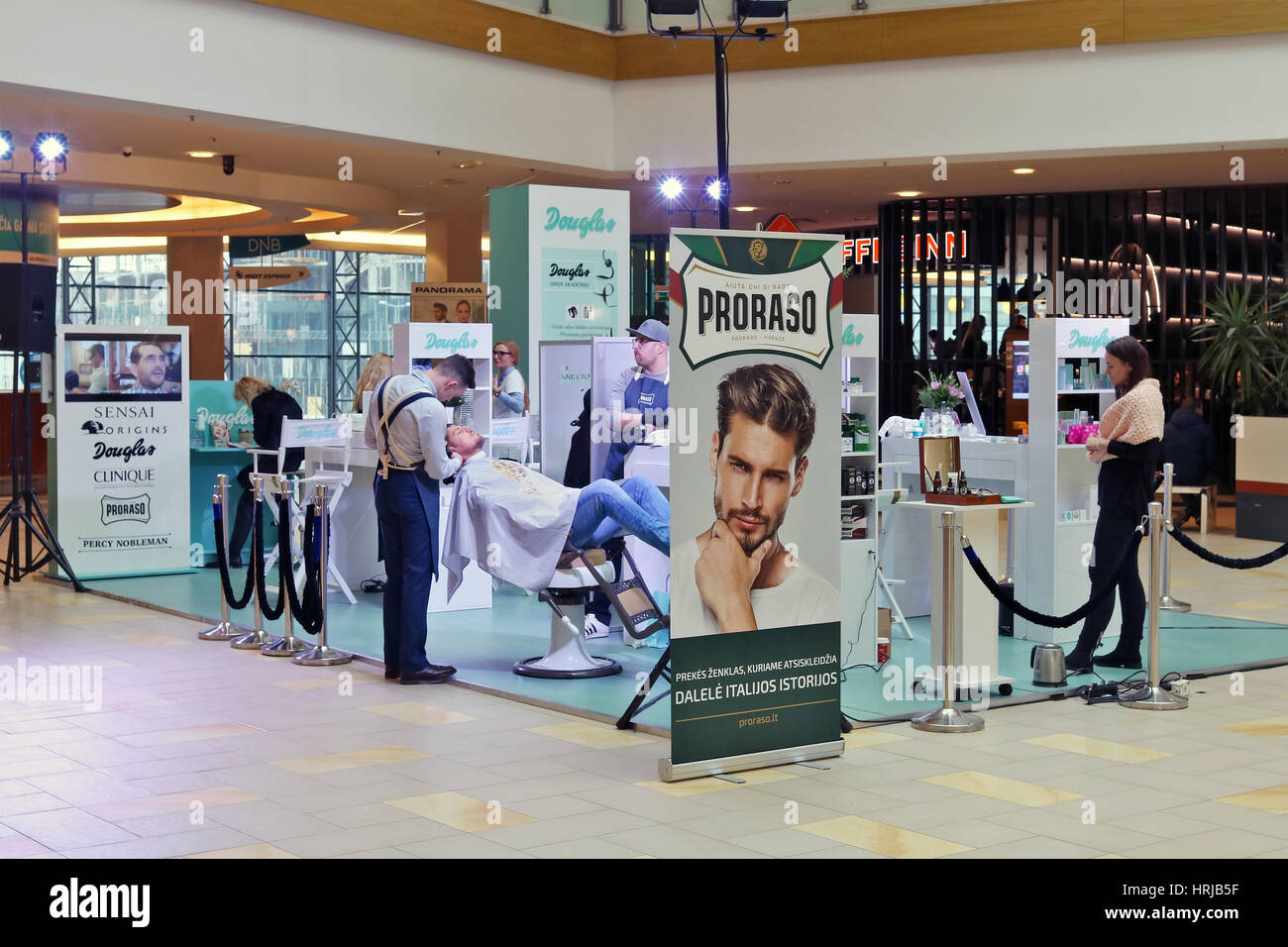 Vilna, Lituania - Febrero 11, 2017: tienda de cosmética y perfumería -  Douglas haciendo libre compartir. Corte de cabello y maquillaje. Es un  lagest Lituania Fotografía de stock - Alamy