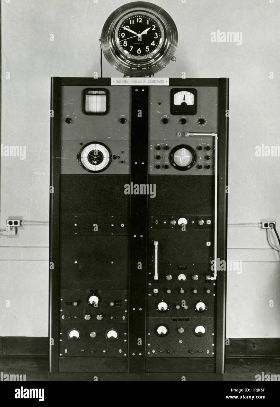 Primer reloj atómico fotografías e imágenes de alta resolución - Alamy