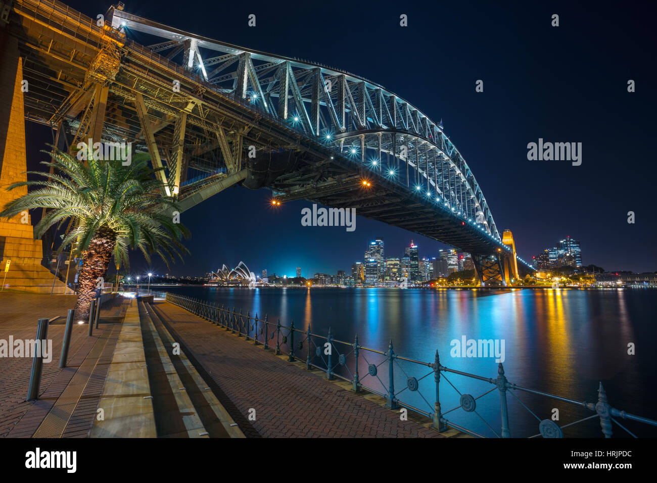Sydney. Imagen del paisaje urbano de Sydney, Australia, con el Harbour Bridge en la noche. Foto de stock