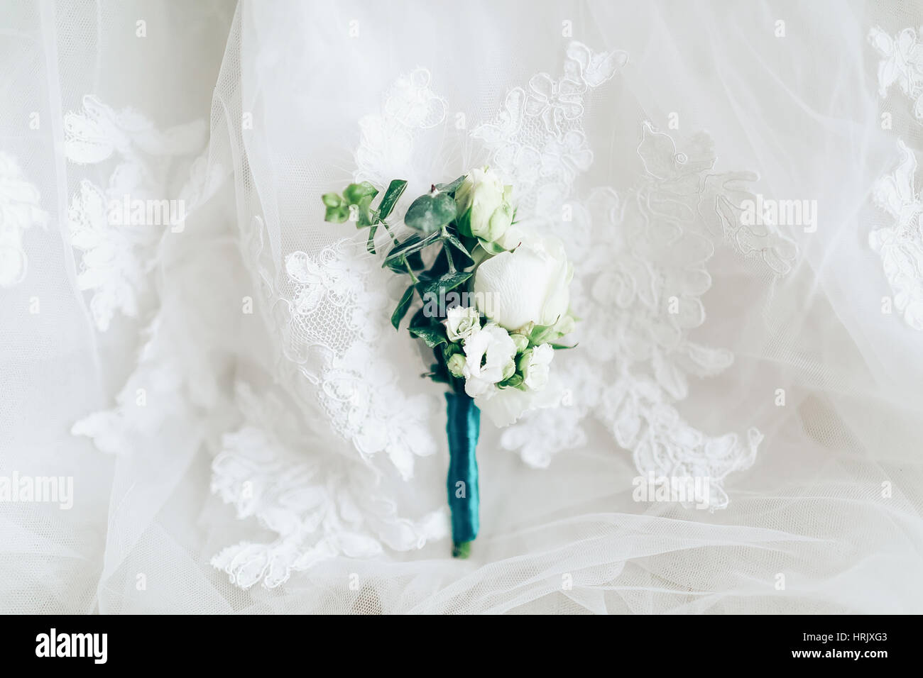 Hermoso arreglo floral para la solapa del novio en vestido blanco, closeup Foto de stock
