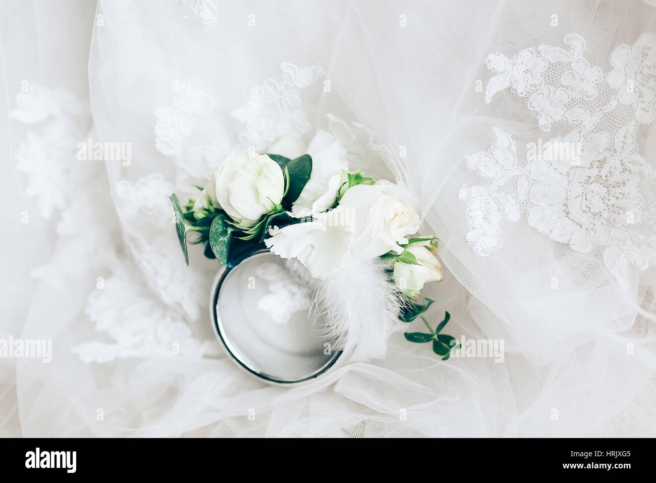 Hermoso arreglo floral para la solapa del novio con anillo en el vestido blanco, closeup Foto de stock