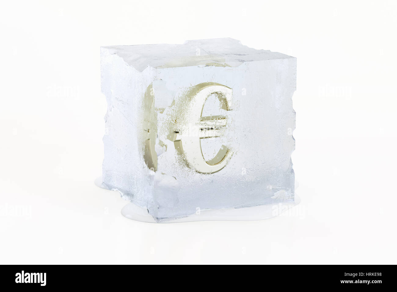 Símbolo del euro de oro congelada en un cubo de hielo derritiéndose lentamente Foto de stock