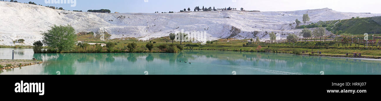 Panorama del lago y terrazas de piedra caliza calcificada, Pamukkale, Turquía Foto de stock