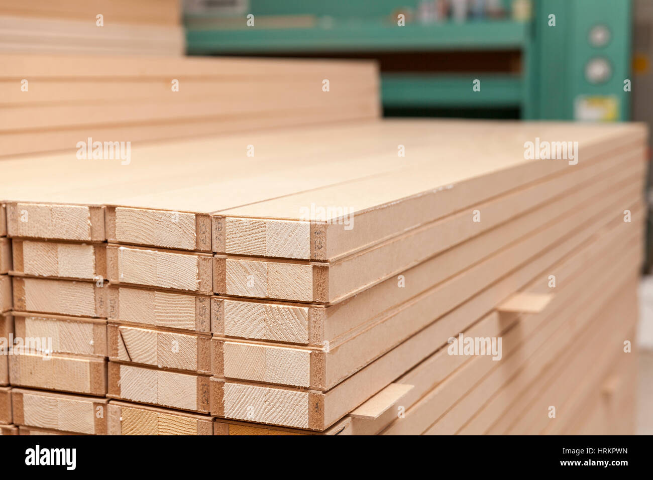 Paneles de madera apilados en un montón Foto de stock