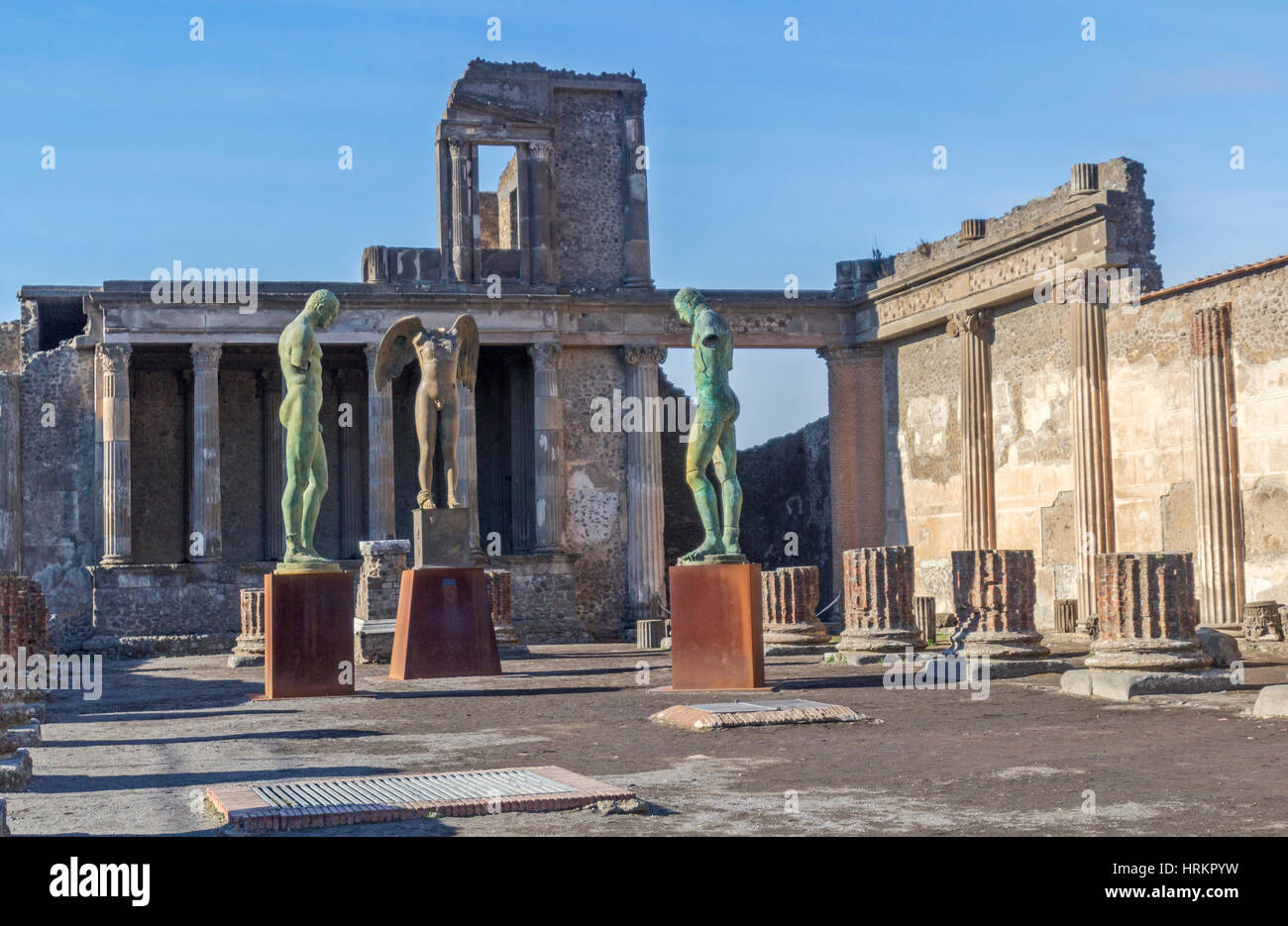 Vistas antiguas ruinas en la ciudad de Pompeya, Italia. Foto de stock
