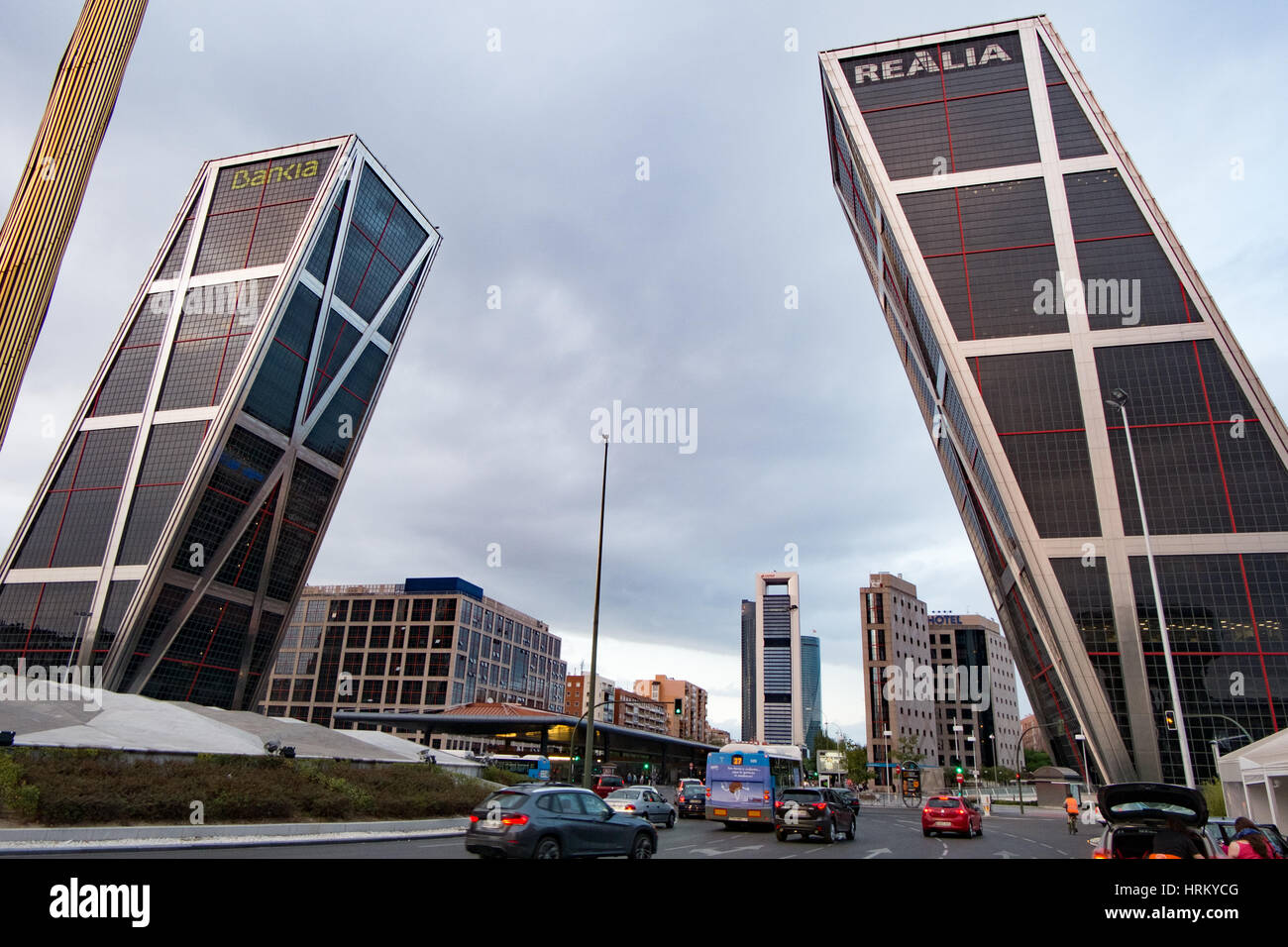 La Puerta de Europa conocida como Torres Kio en el Paseo de la Castellana.  Las torres inclinadas de propiedad de Bankia y Realia están diseñados por  Philip Johnson, John Fotografía de stock -