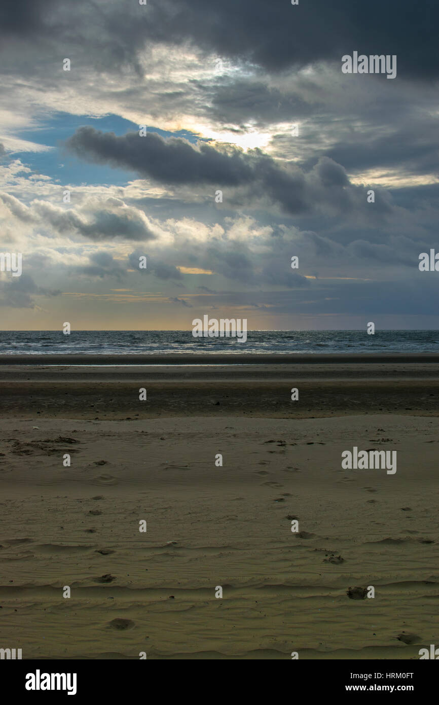 Un día en Formby playa con huellas en la arena Foto de stock