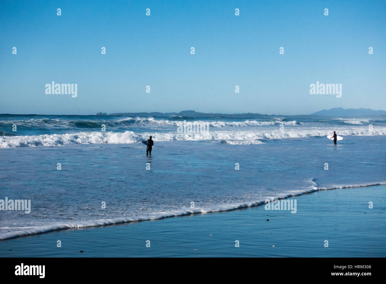 Surfista en Long Beach, Tofino, Columbia Británica Foto de stock