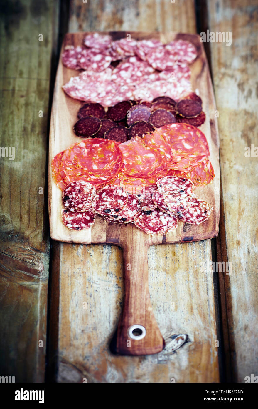 Entremeses de diferentes carnes curadas y embutidos Foto de stock