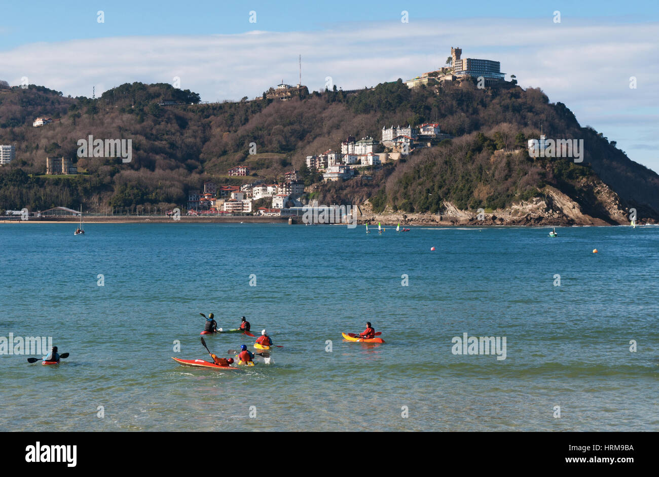 País Vasco: la famosa playa de La Concha visto desde el embarcadero en Donostia San Sebastián, la ciudad costera de la bahía de Vizcaya Foto de stock