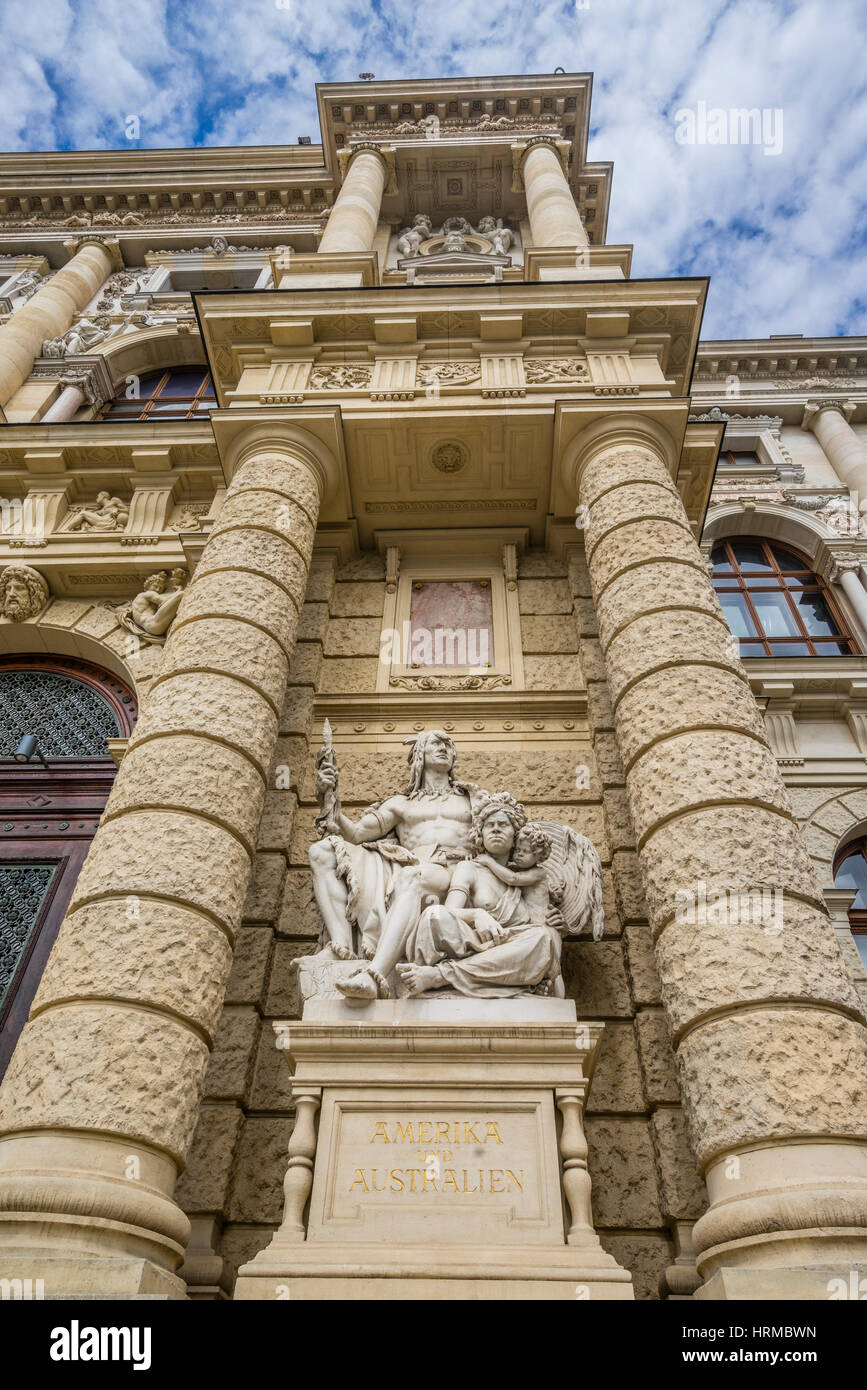 Austria, Viena, fachada del Museo de Historia Natural de estatuas que encarnan a América y Australia Foto de stock