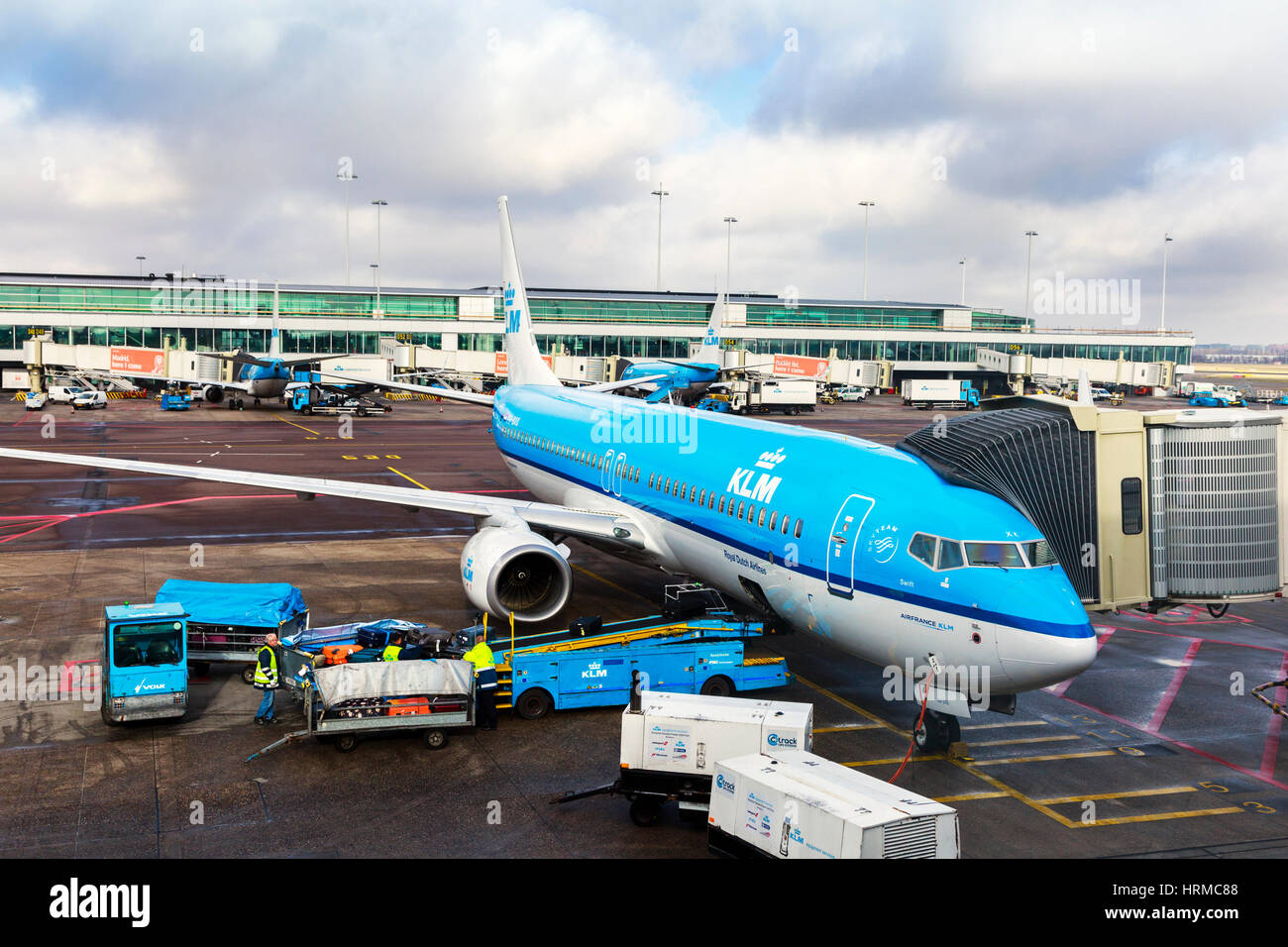 KLM Royal Dutch Airlines, Boeing 737 8K2 en el aeropuerto de Schiphol, en  Amsterdam con descarga de equipaje Fotografía de stock - Alamy