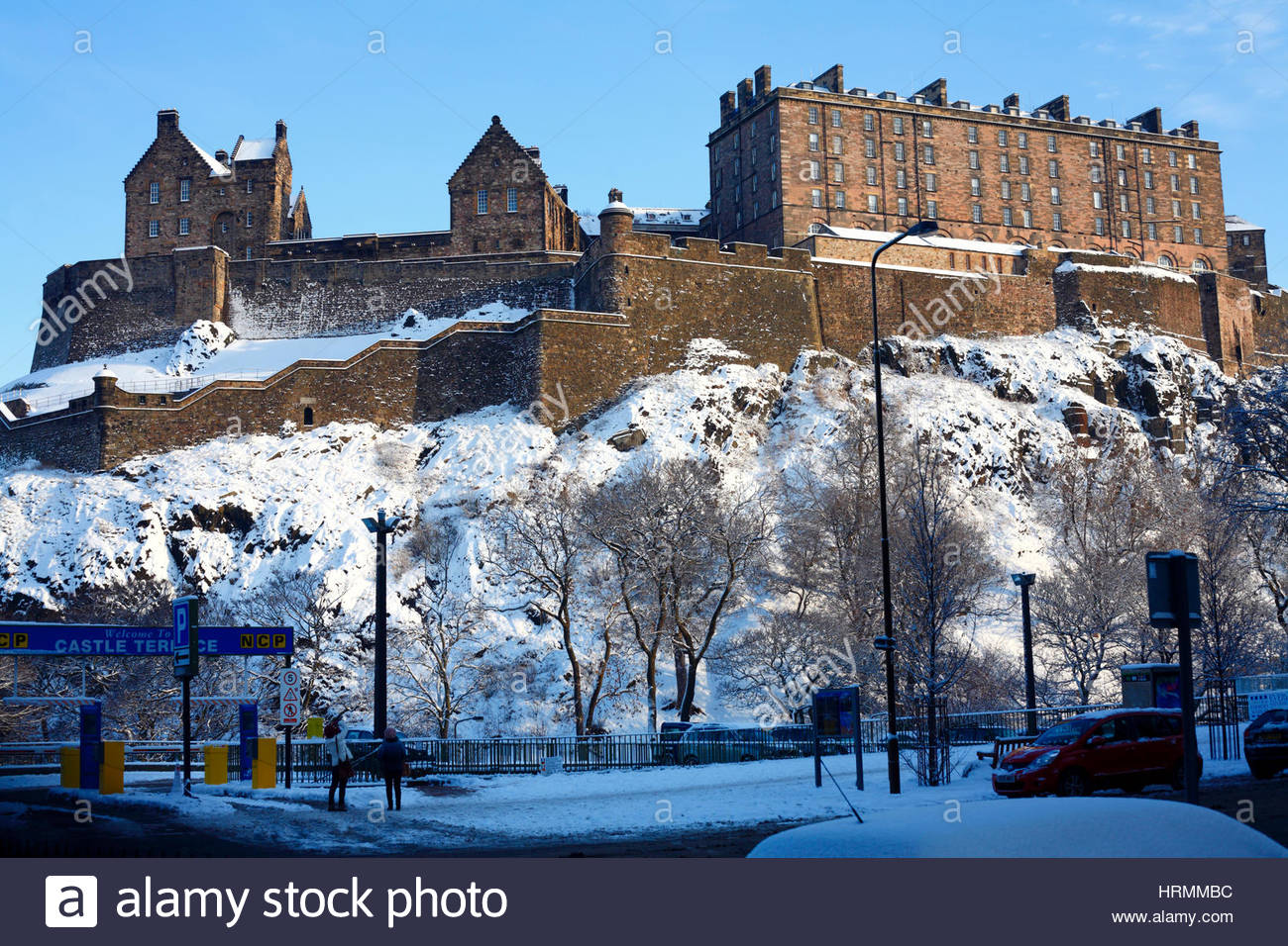 Castillo de Edimburgo en la nieve de invierno, vista desde Castle Terrace Foto de stock