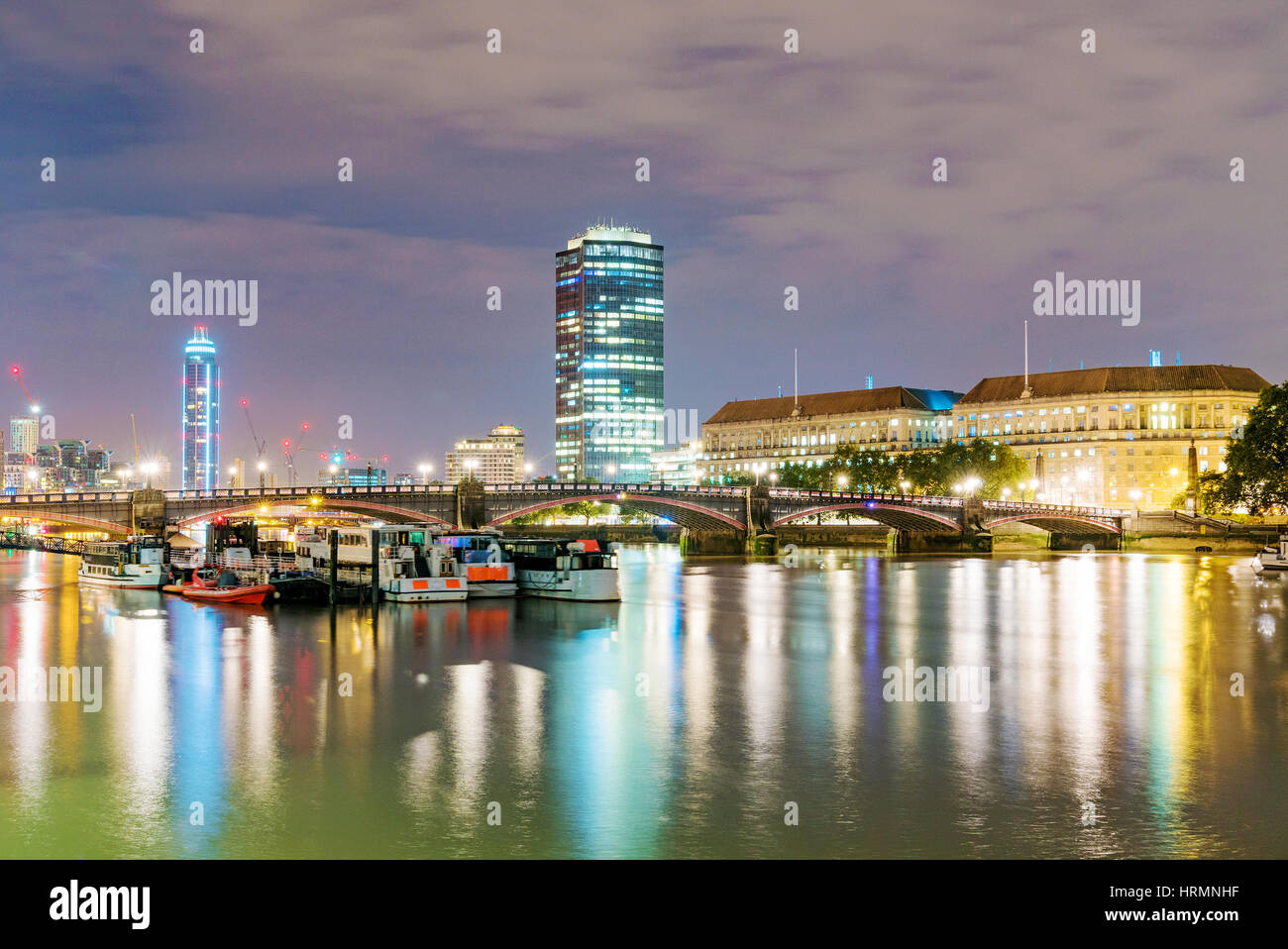 Los edificios en la noche en Westminster sobre el río Támesis Foto de stock
