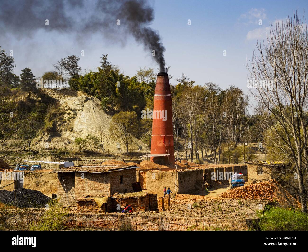 Bagmati, Región Central de desarrollo, Nepal. 3 Mar, 2017. Una fábrica de  ladrillos en Bhaktapur despide humo de incendios de carbón que cocer los  ladrillos en el horno. Hay casi 50 fábricas