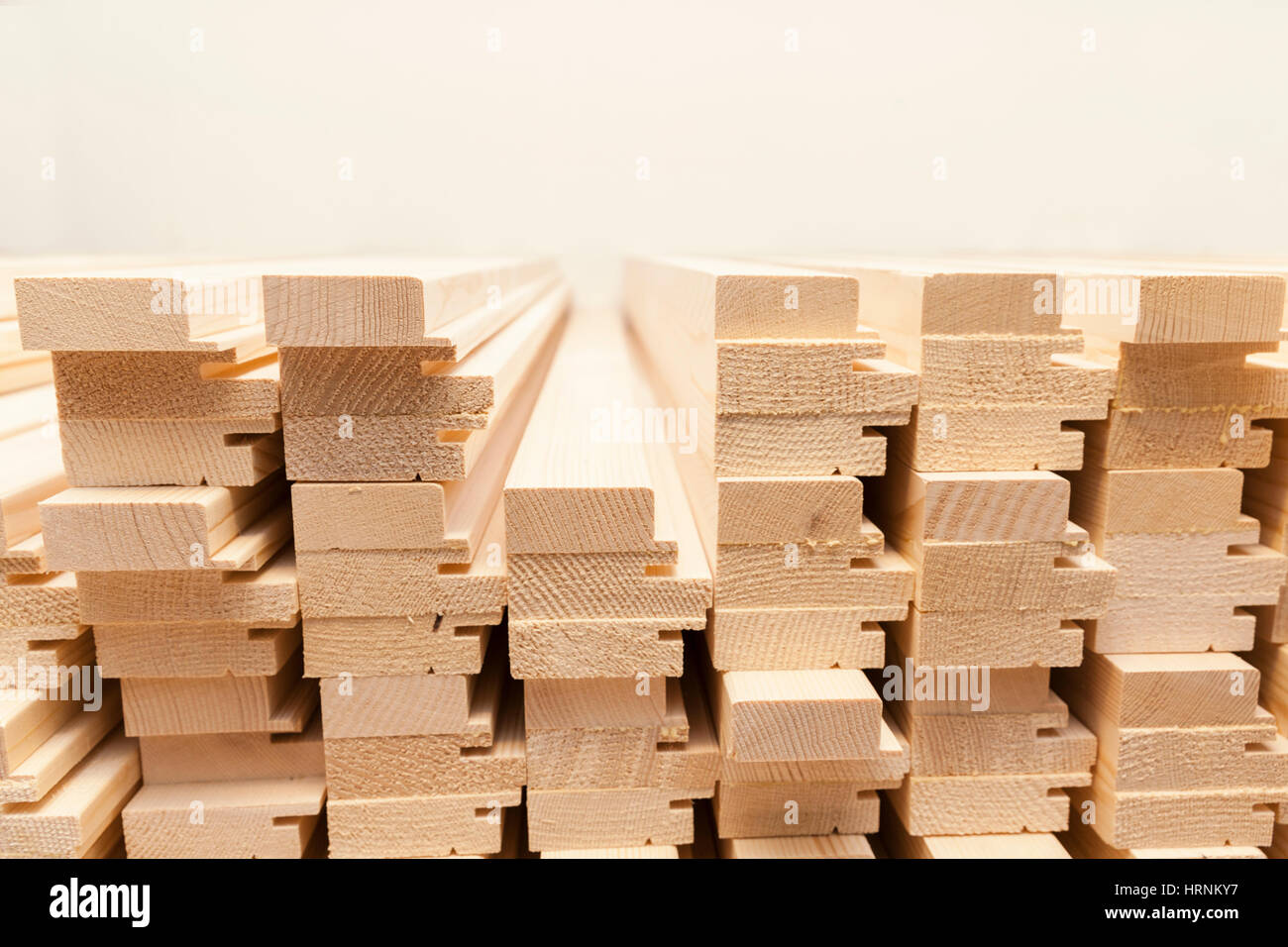 Paneles de madera apilados en un montón Foto de stock