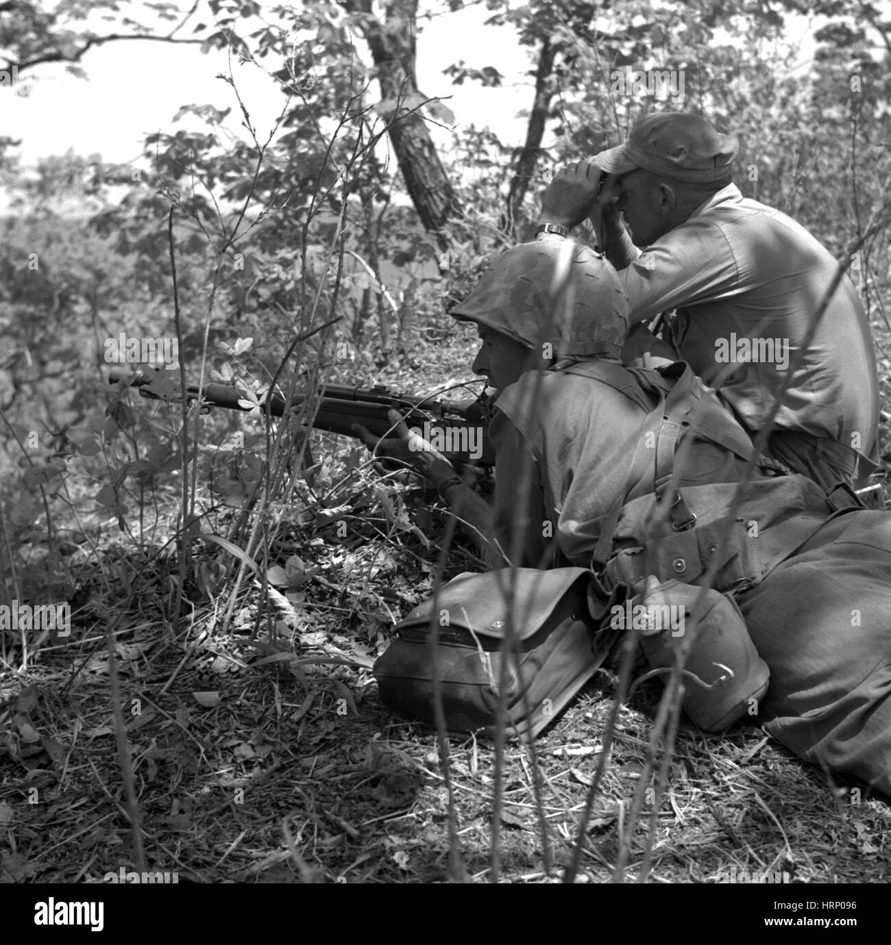 Guerra de Corea, y francotirador USMC Spotter Foto de stock