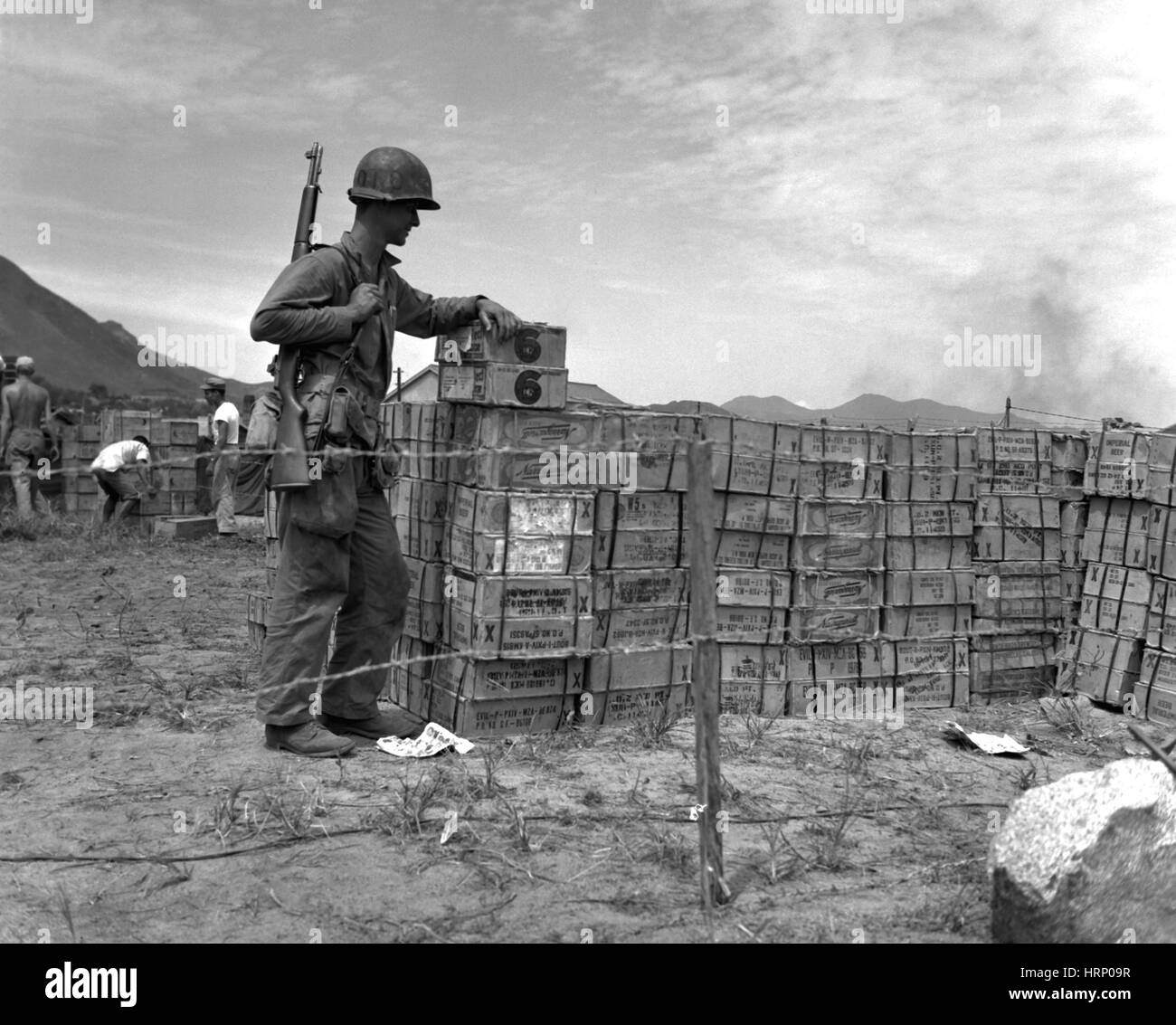 Guerra de Corea, custodiando la cerveza raciones para los Marines Foto de stock