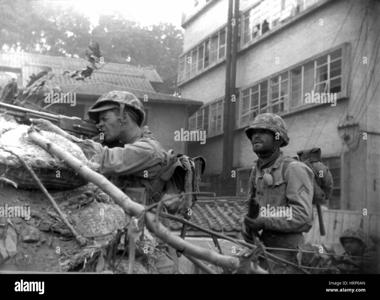 Guerra de Corea, Marina incendios detrás de la barricada Foto de stock