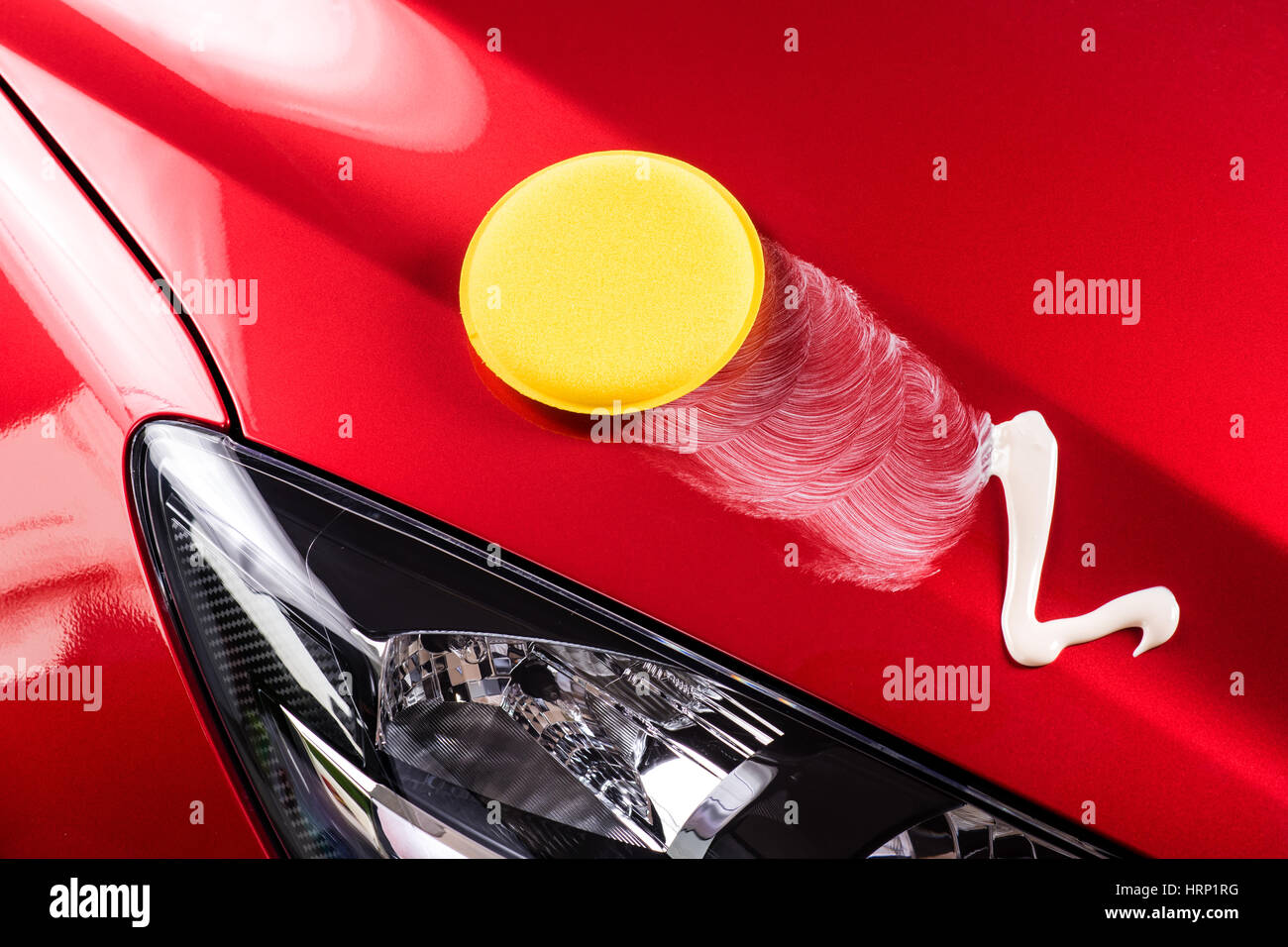 Car Care Concept, pulir el coche rojo Fotografía de stock - Alamy