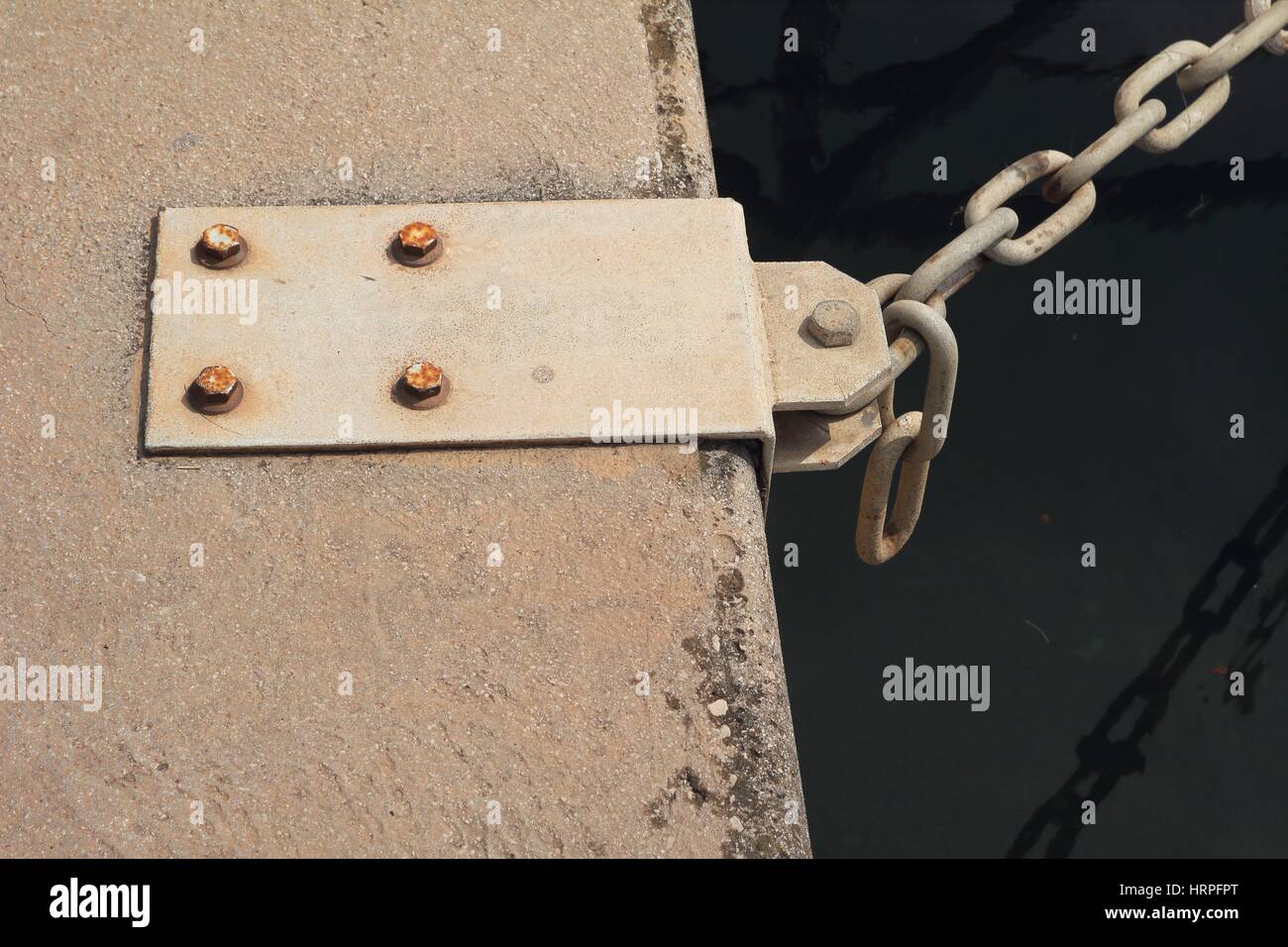 Punto de atraque en el muelle de acero con cadena fijada Foto de stock