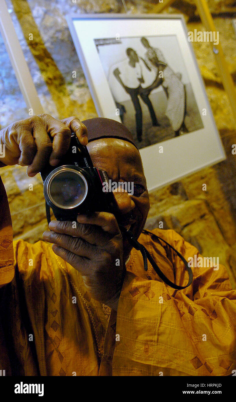 Luxemburgo 09.11.2005. El fotógrafo maliense Malick Sidibé posar delante de su exposición de fotos en Luxemburgo. Foto de stock
