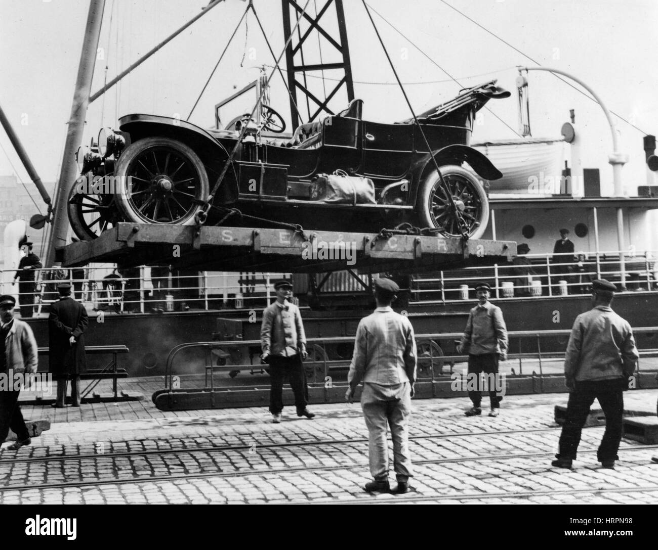 El coche está cargado en barco en Boulogne 1909 Foto de stock
