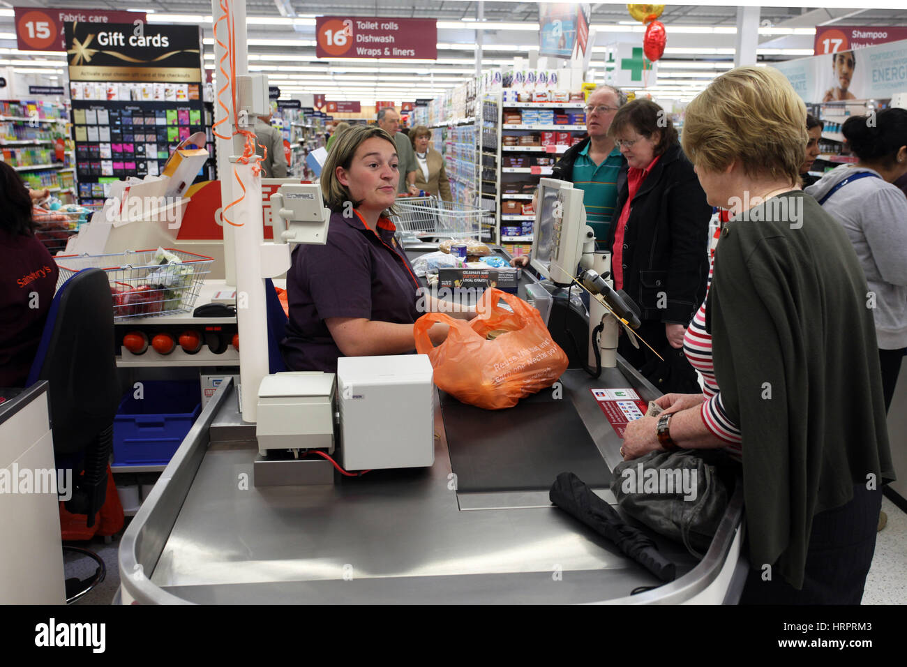 Caja Del Supermercado Sainsburys Fotos e Imágenes de stock Alamy